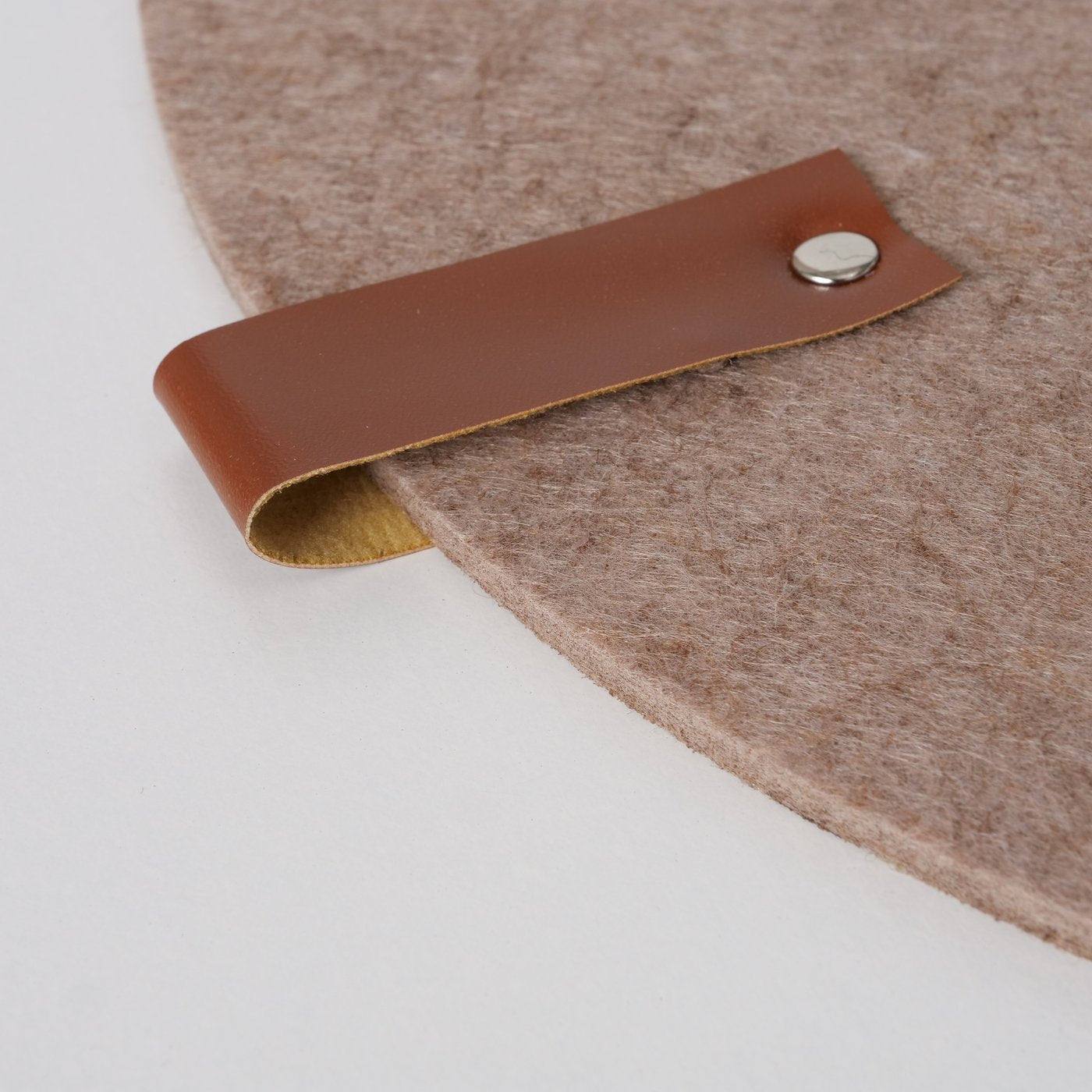 Placemat Modena vilt met leren stukje- Dia 38cm- verkrijgbaar in bruin of blauw